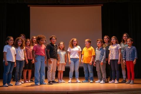 Grupo de jovens apresentando-se em um palco comunitário.